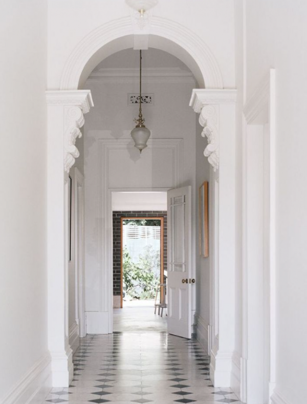 Pintu masuk dengan lengkungan klasik